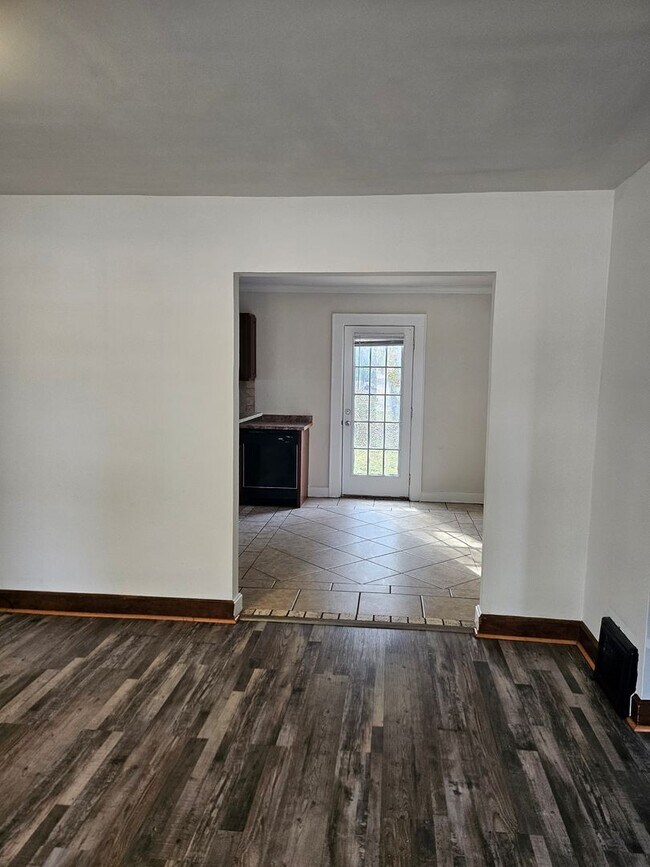 Building Photo - 2 bed 1 house