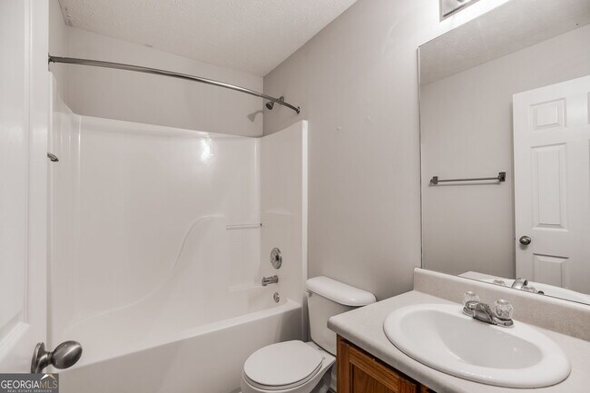 Building Photo - 18 Twin Oaks Ln