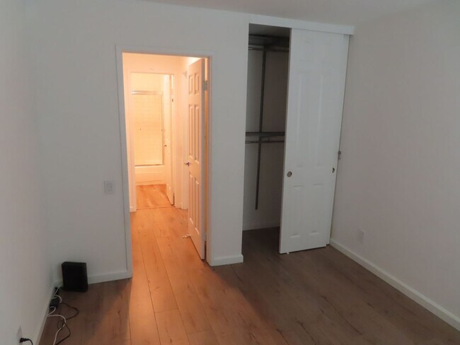 Building Photo - Perfectly located 2 bed, 2 bath condo in San Diego's Bay Ho area