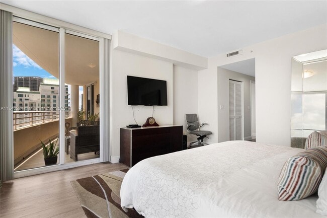 Building Photo - 848 Brickell Key Dr