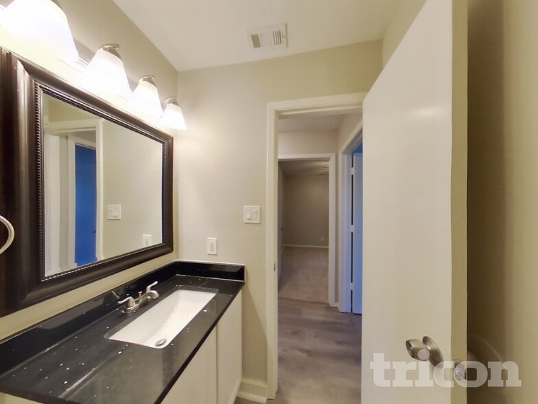Building Photo - 921 Loganwood Dr