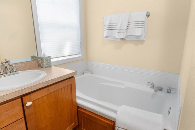 Building Photo - Reese's Retreat!!  2 BR + Den/2.5 BA White...