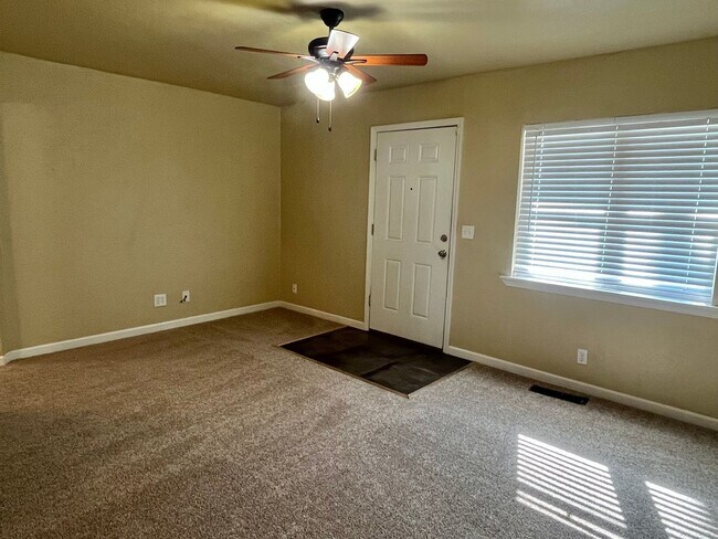Building Photo - Super cute and updated 4 bed 2 bath home!!