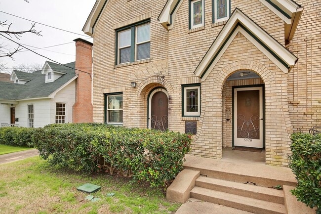 Building Photo - 5924 La Vista Dr