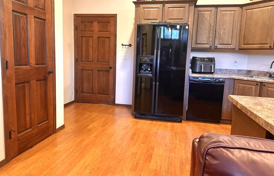 Building Photo - 2450 S White Mountain Rd