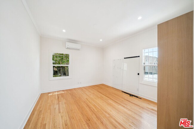 Building Photo - 451 N Sycamore Ave