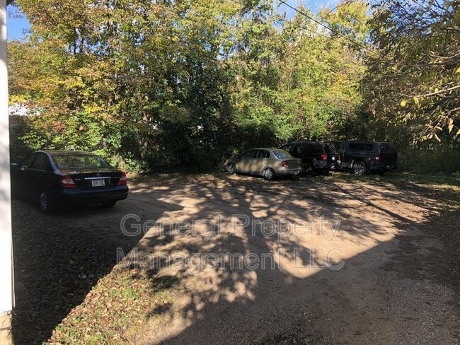 Building Photo - 3 bedroom 1 bathroom on Water street and near UWEC!