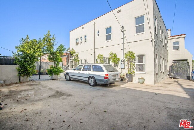 Building Photo - 1121 S Orange Dr