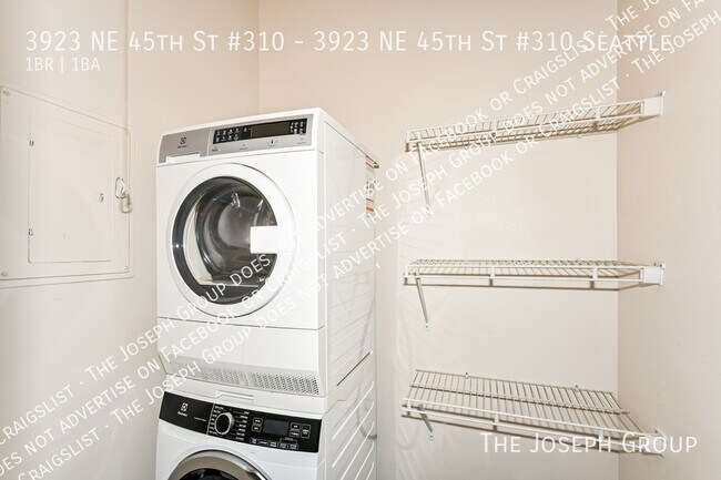 Building Photo - 3923 NE 45th St