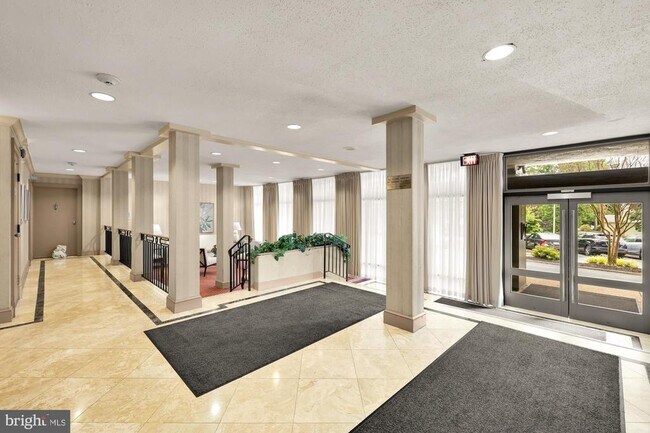 Building Photo - 4390 Lorcom Ln