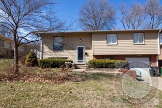 Building Photo - Vaulted Ceilings & Modern Updates in Prime...