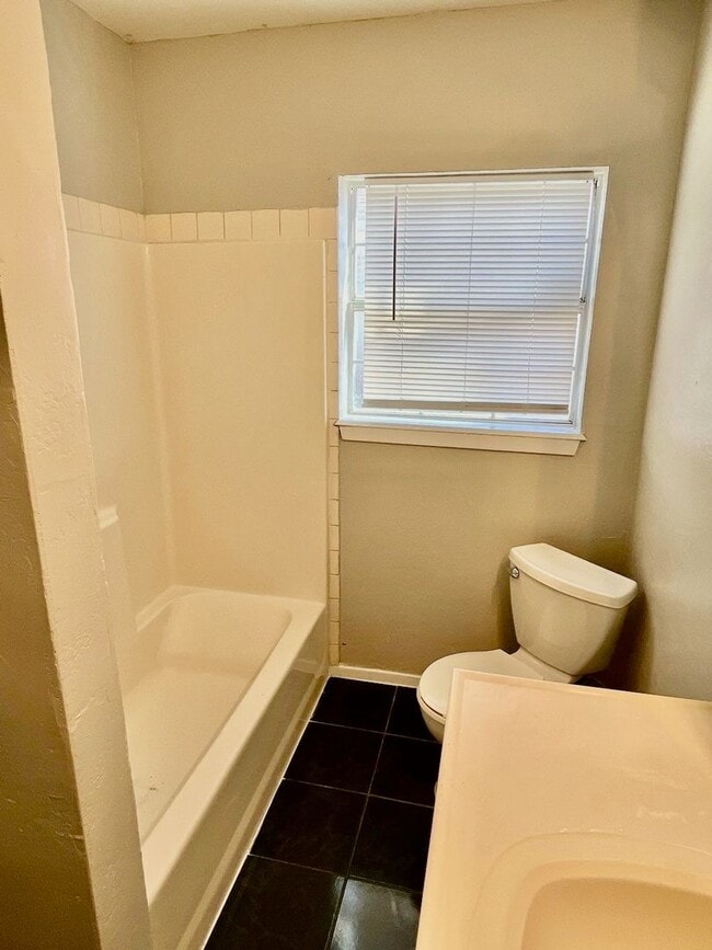 Building Photo - Great 3 Bedroom 1 Bathroom Home Near the Fairgrounds!