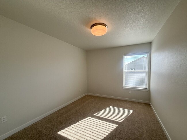 Building Photo - 352 SE Shetterly Dr