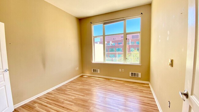 Building Photo - Bright 2 bedroom with open floor plan and spacious terrace!