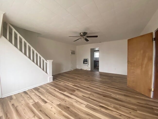 Building Photo - 2 Bed 1 Bath Single Family Home Available in South Charleston+