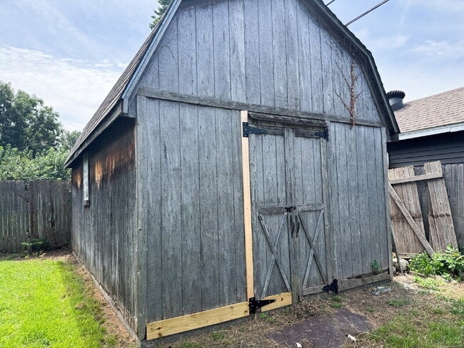 Building Photo - 240 S 120th E Ave