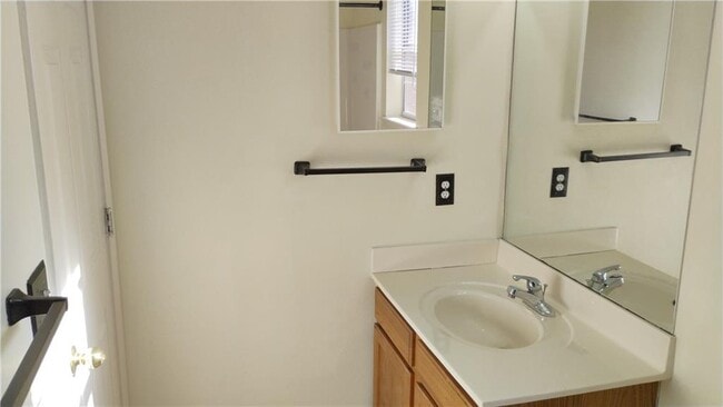 Building Photo - 44 Holly Dr