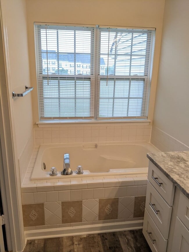 Building Photo - Completely Renovated Townhouse in convenie...