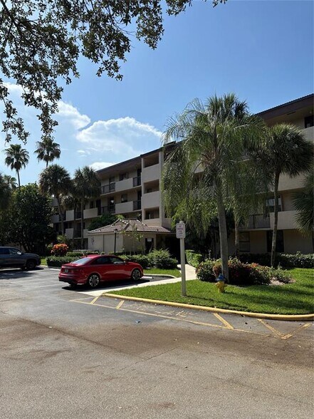 Building Photo - 2660 Carambola Cir N