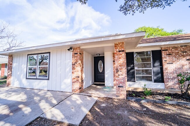 Building Photo - Updated 4 Bed / 2 Bath Home in Northwest San Antonio