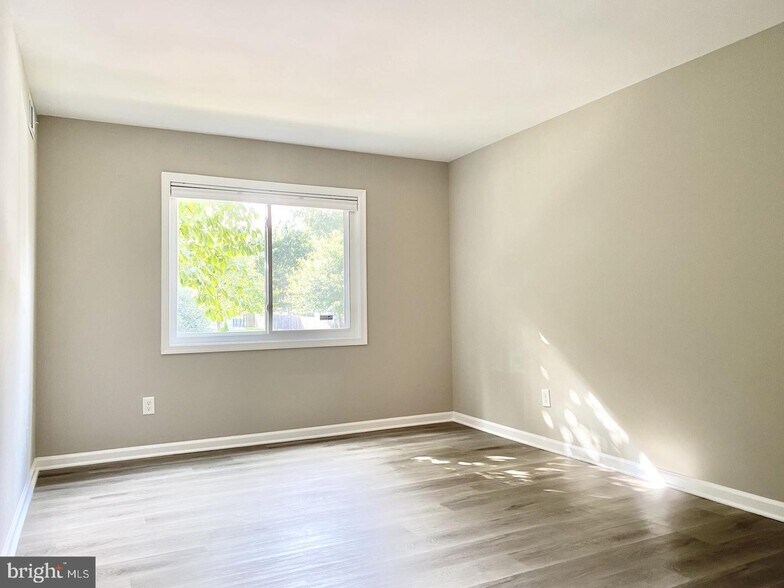 Building Photo - 6288 Rose Hill Ct