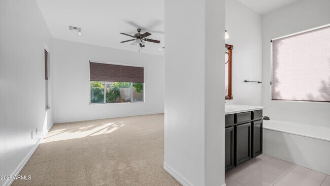 Building Photo - 561 W Yellowstone Way