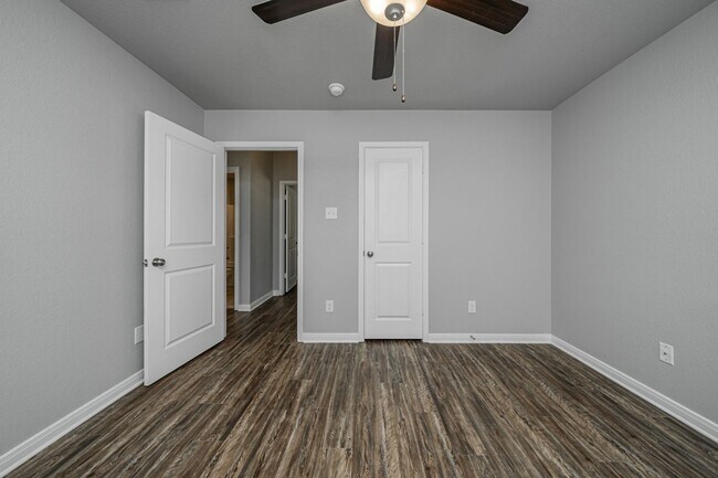 Building Photo - 521 Fallbrook Dr