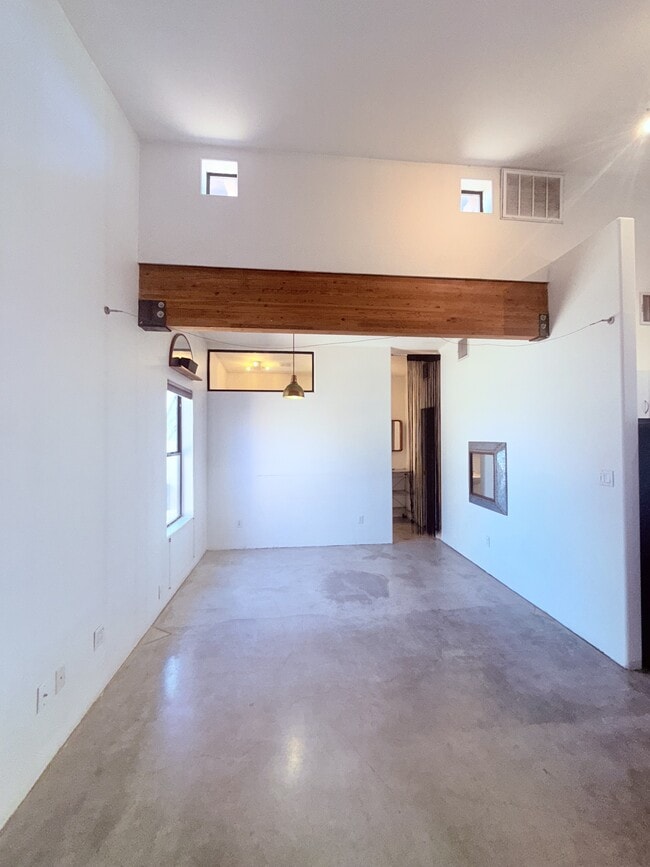 Building Photo - 421 E Lester St