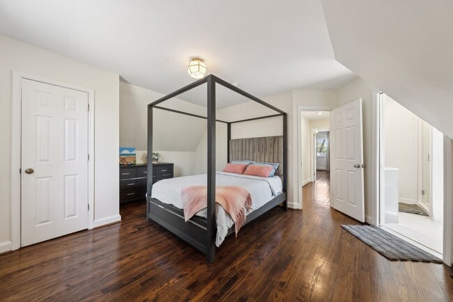 Building Photo - Spacious & Renovated Rental Home on Oversi...
