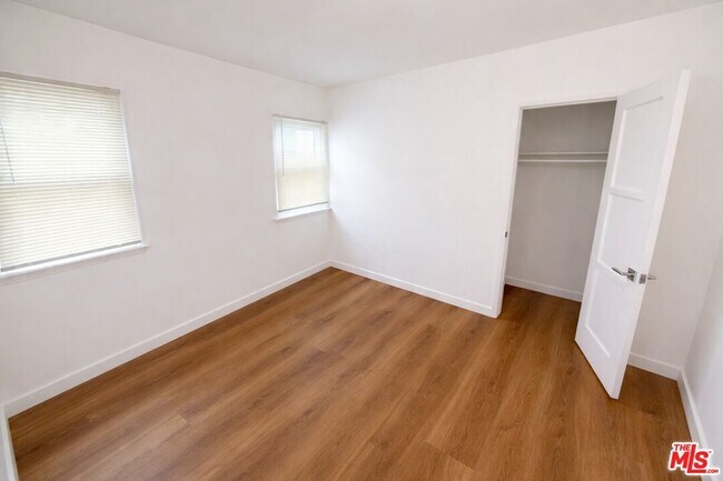 Building Photo - 9132 Crenshaw Blvd