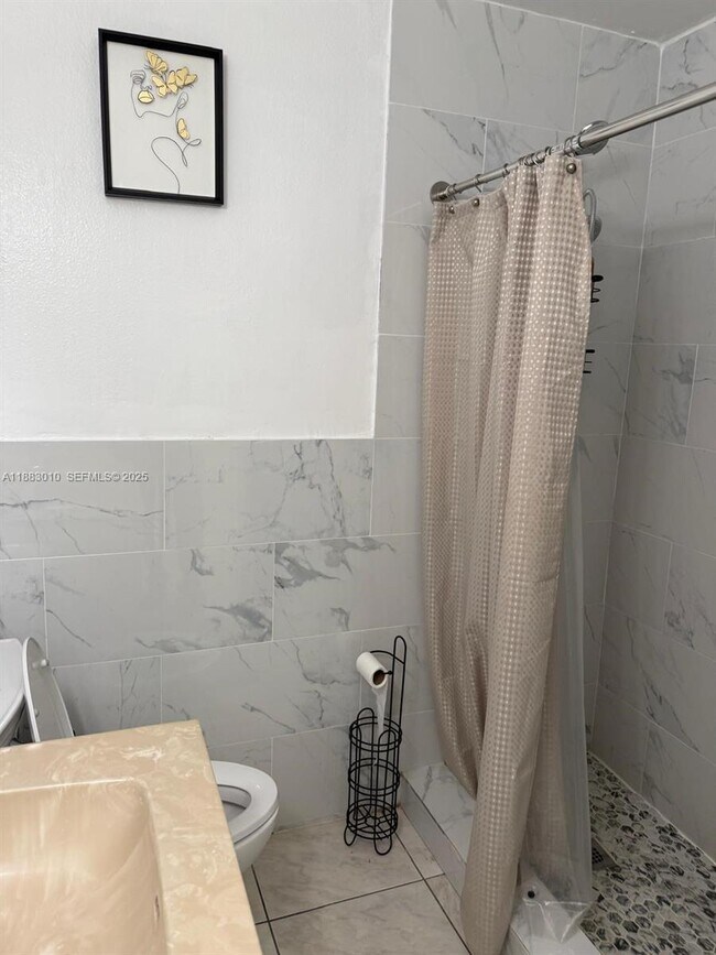 Building Photo - 824 SW 12th Ct