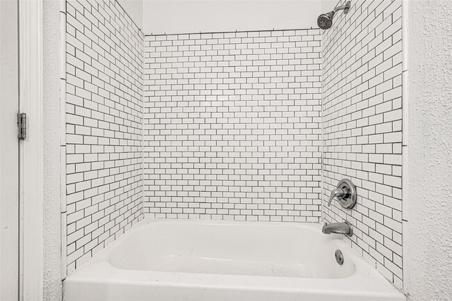 Building Photo - 622 N 13th St