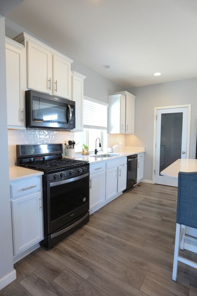 Building Photo - 3 Bedroom Newer Construction Home in Banni...