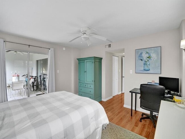 Building Photo - 2208 S Cypress Bend Dr