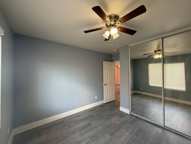 Building Photo - Available Now Palmdale 7 bedrooms !