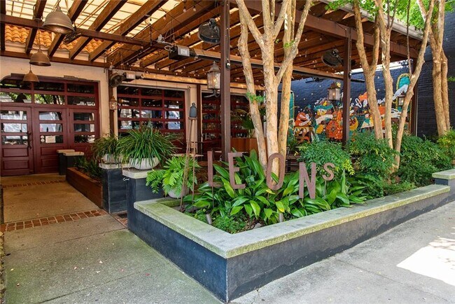 Building Photo - 408 Sycamore Dr