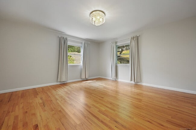 Building Photo - 13 1/2 Hickory Dr