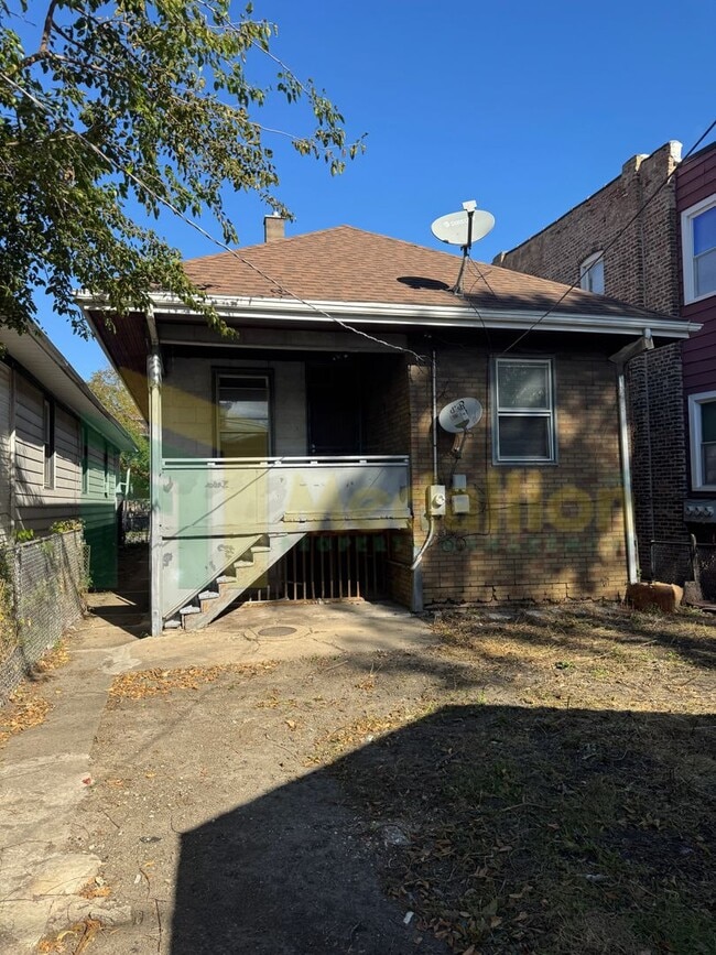 Building Photo - Updated Bungalow - 4Bed - Great location!