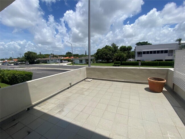 Building Photo - 6250 Bird Rd