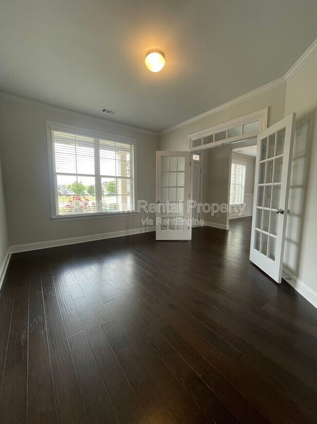 Building Photo - 1825 Dahlia Dr