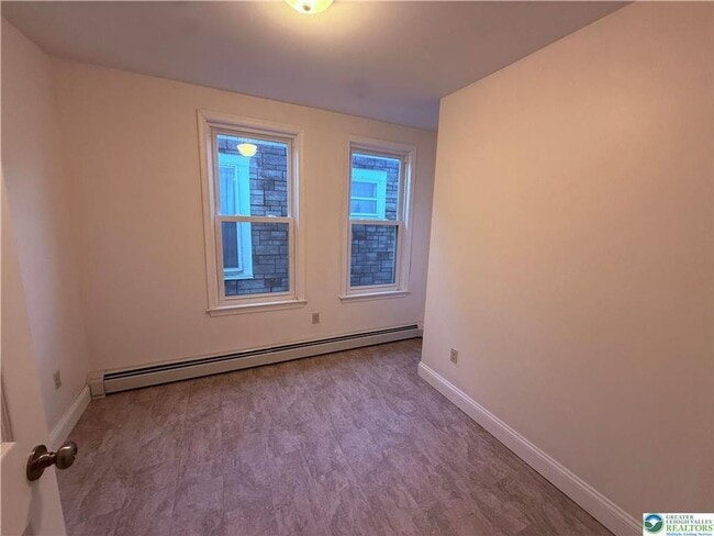 Building Photo - 3 bedroom 1 bathroom