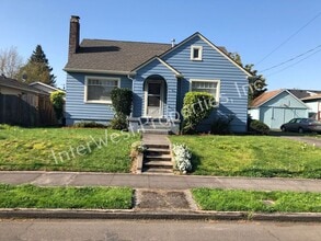 Building Photo - ADORABLE 2 BEDROOM HOUSE IN NORTH PORTLAND WITH LARGE BACK YARD & 2 CAR GARAGE!