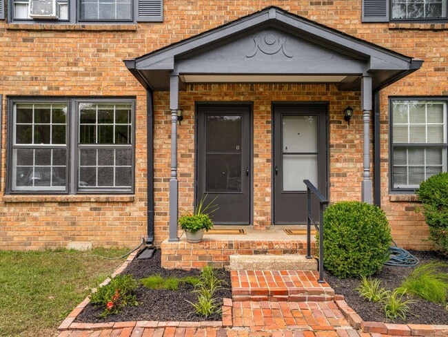 Building Photo - Awesome 2BE/1.5BA duplex in fantastic location in Nashville!