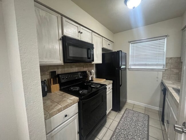 Building Photo - All Bills Paid/ Fully Furnished