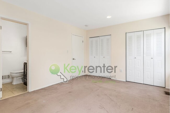 Building Photo - Resort-Style Living in Deer Run – Golf Course Access, Pool, Tennis & Private Patio