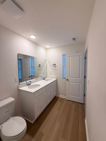 Building Photo - 44 W Farley Dr