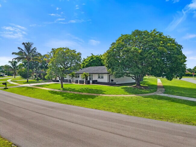 Building Photo - 908 Hibiscus Dr