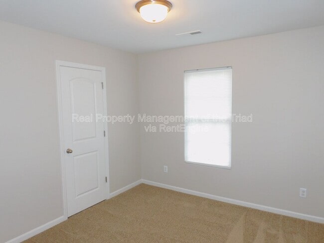 Building Photo - 807 Thorncroft Rd