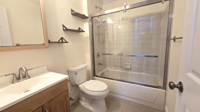 Building Photo - 2 Bedroom 2 Bathroom Townhome