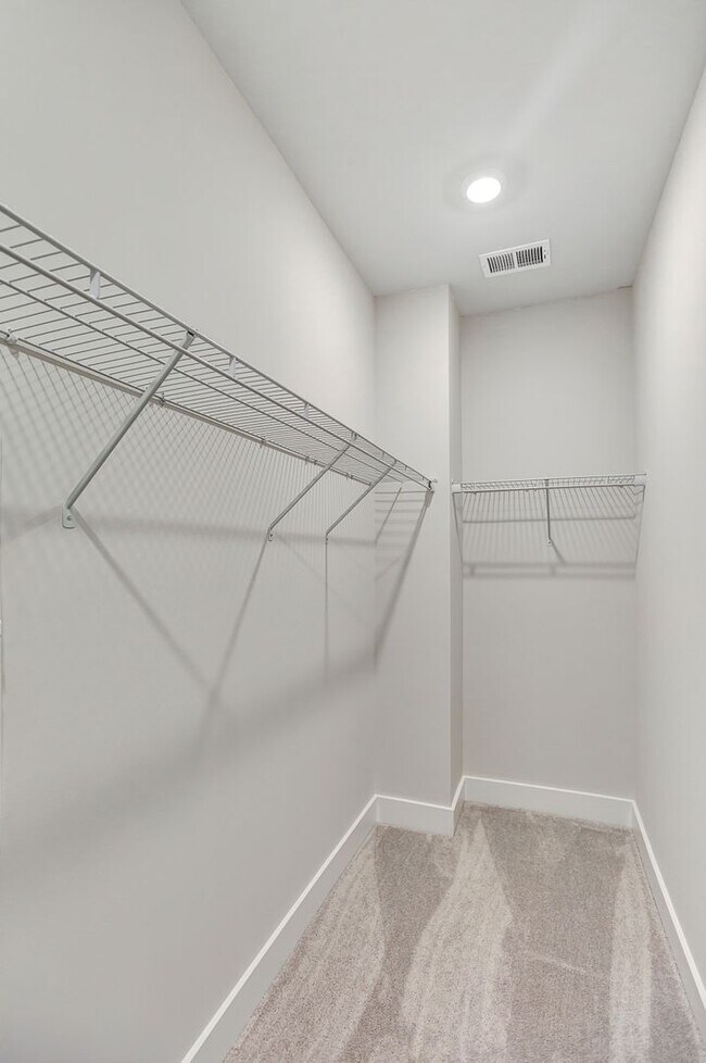 Building Photo - "Resort-Style Living Begins Right at Your ...